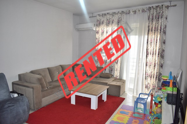 Apartament 1+1 me qera ne rrugen Jordan Misja prane Institutit Harry Fultz ne Tirane.
Apartamenti p